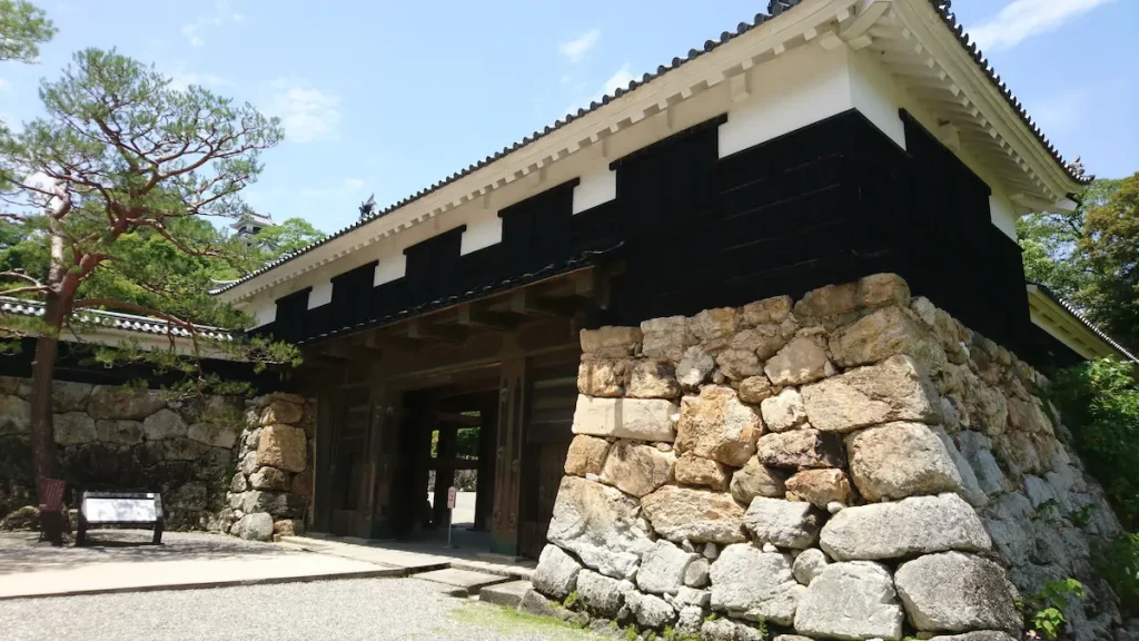 高知城の櫓門と石垣