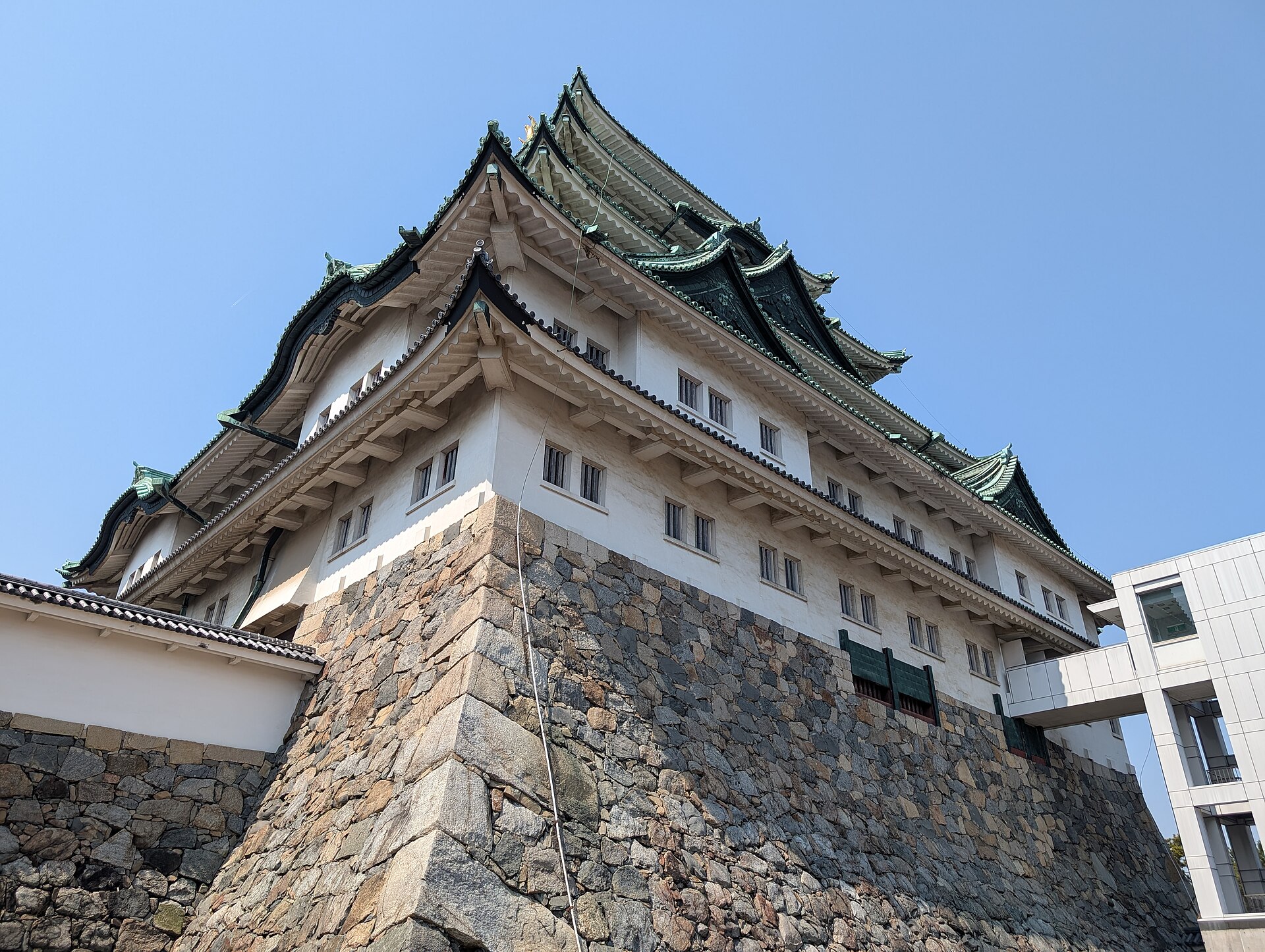 名古屋城天守閣を石垣の下から見上げる