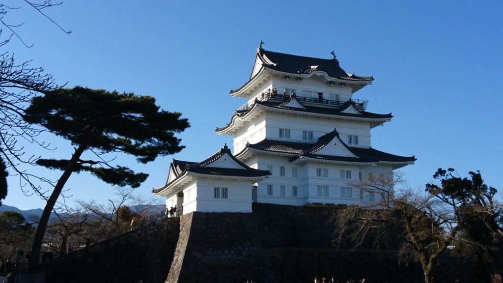 石垣の上に建つ小田原城天守閣