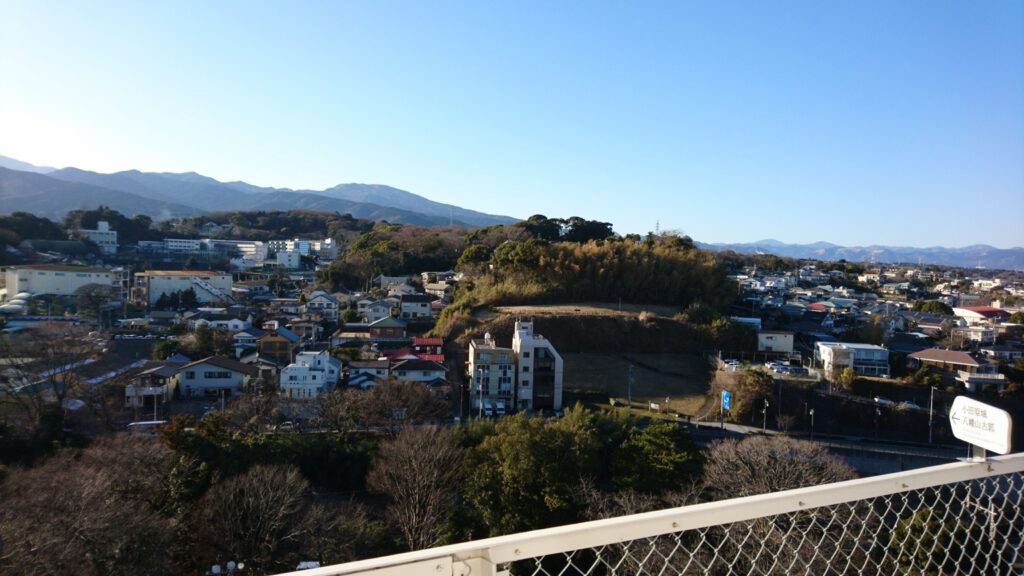 小田原城天守閣から見渡す小田原の市街地と山並み
