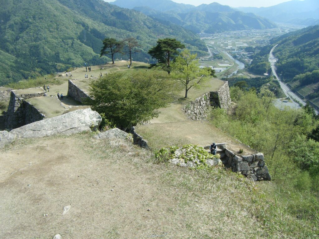竹田城跡から見下ろす竹田の町並みと谷